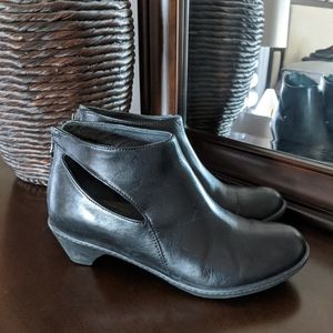 Women's Dansko BONITA black leather cut out back z